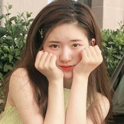 车主在车上堆雪人 女子拍照后踢坏