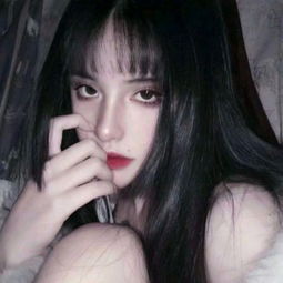 车主在车上堆雪人 女子拍照后踢坏